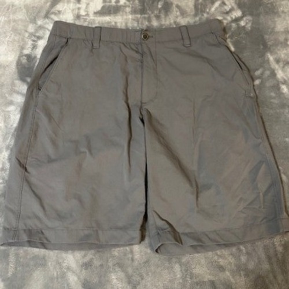 Under Armour Men Gray Loose Heat Gear Golf Shorts Size 38 Polyester Comfort